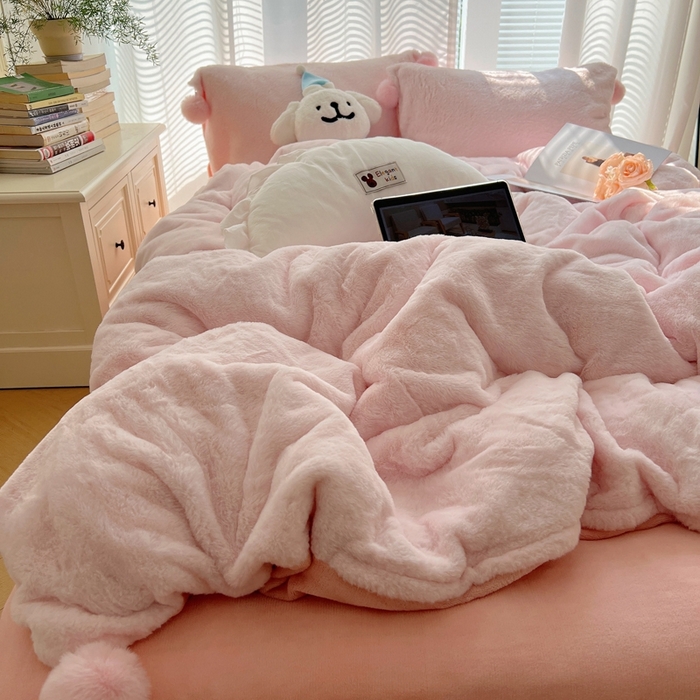 91家纺网 家纺一手货源 找家纺 金爱家 2024新款A类兔毛毛球350克立体牛奶绒四件套 毛球纯色-蜜粉