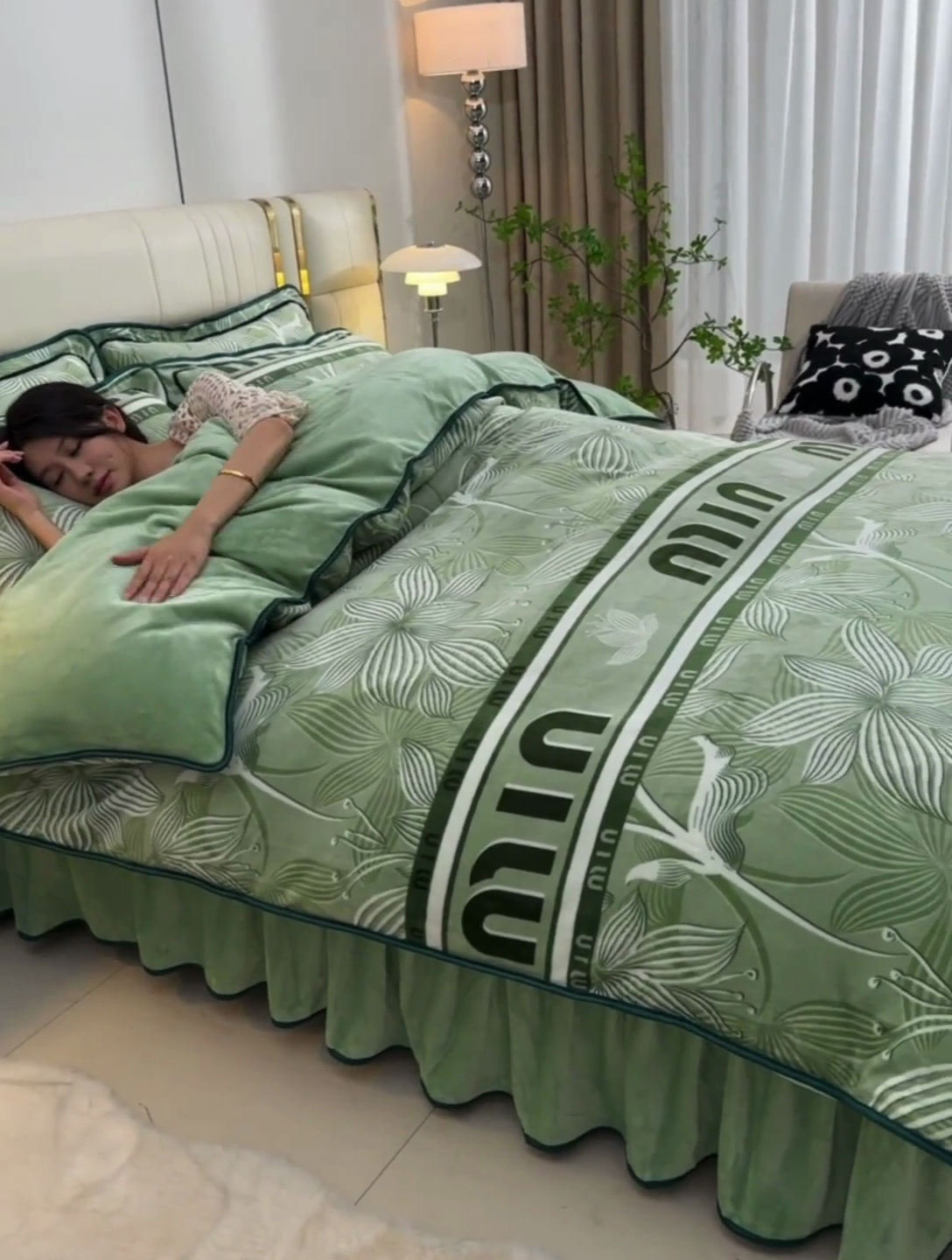 91家纺网 家纺一手货源 找家纺 沐妍家纺 2025新款8斤加厚保暖金貂绒牛奶绒印花四件套 绽放