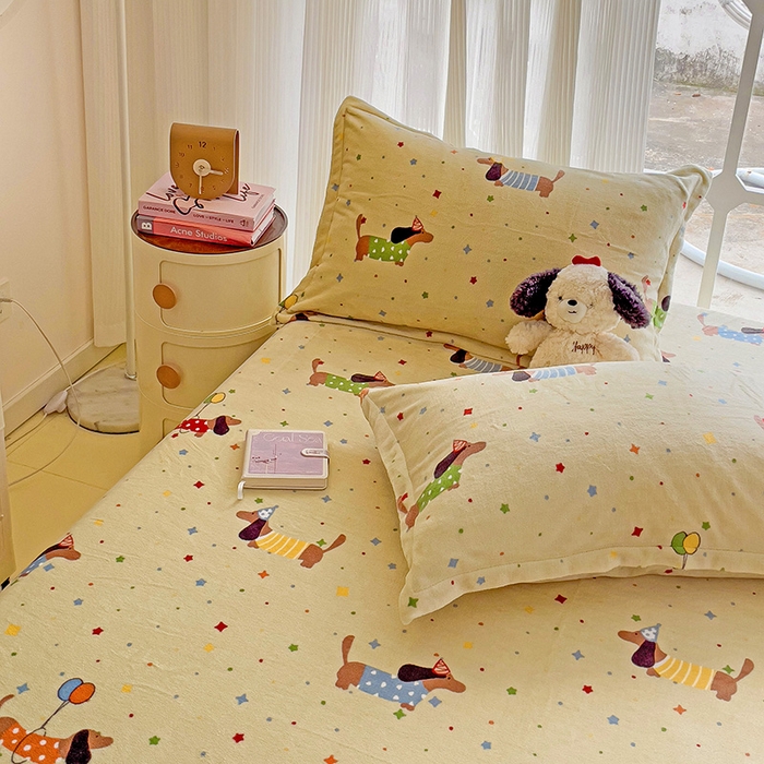 91家纺网 家纺一手货源 找家纺 名兮 2024卡通时尚风高克重牛奶绒床笠 腊肠狗