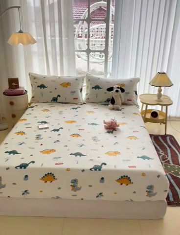 91家纺网 家纺一手货源 找家纺 名兮 2024卡通时尚风高克重牛奶绒床笠 恐龙多多