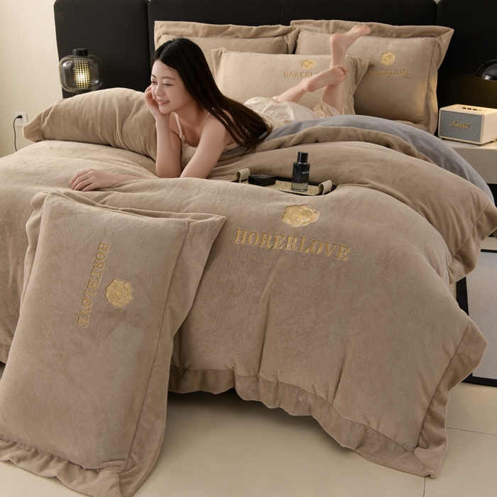 91家纺网 家纺一手货源 找家纺 氧家 2024新款宽边撞色对角牛奶绒绣花四件套--花颜对角 花韵-卡琪