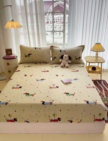 91家纺网 家纺一手货源 找家纺 名兮 2024卡通时尚风高克重牛奶绒床笠 腊肠狗