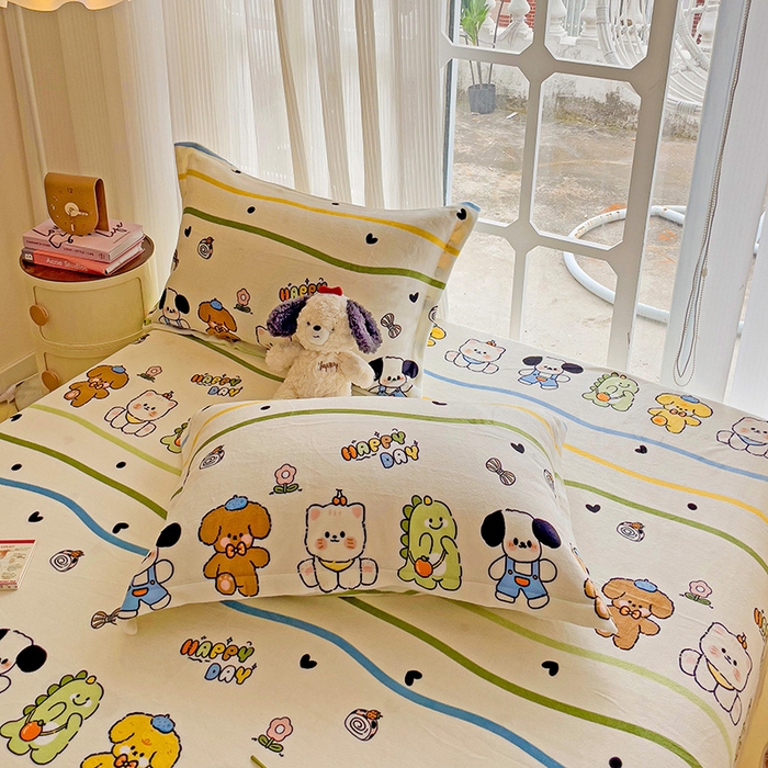91家纺网 家纺一手货源 找家纺 名兮 2024卡通时尚风高克重牛奶绒床笠 快乐宝贝