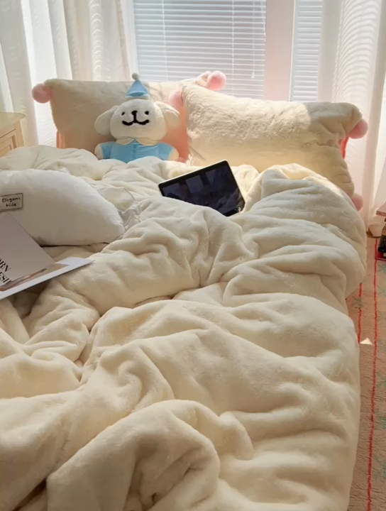 91家纺网 家纺一手货源 找家纺 金爱家 2024新款A类兔毛毛球350克立体牛奶绒四件套 毛球纯色-奶白粉