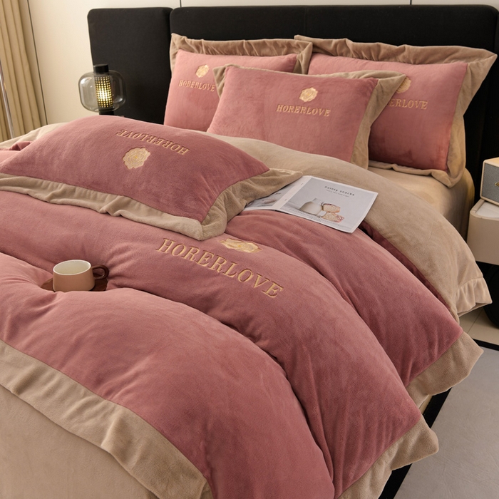 91家纺网 家纺一手货源 找家纺 氧家 2024新款宽边撞色对角牛奶绒绣花四件套--花颜对角 花韵-豆沙