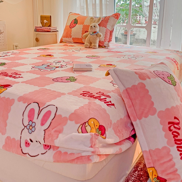 91家纺网 家纺一手货源 找家纺 名兮 2024卡通时尚风高克重牛奶绒床笠 格子兔