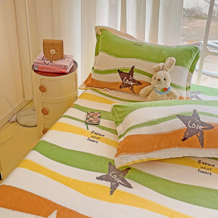 91家纺网 家纺一手货源 找家纺 名兮 2024卡通时尚风高克重牛奶绒床笠 繁星