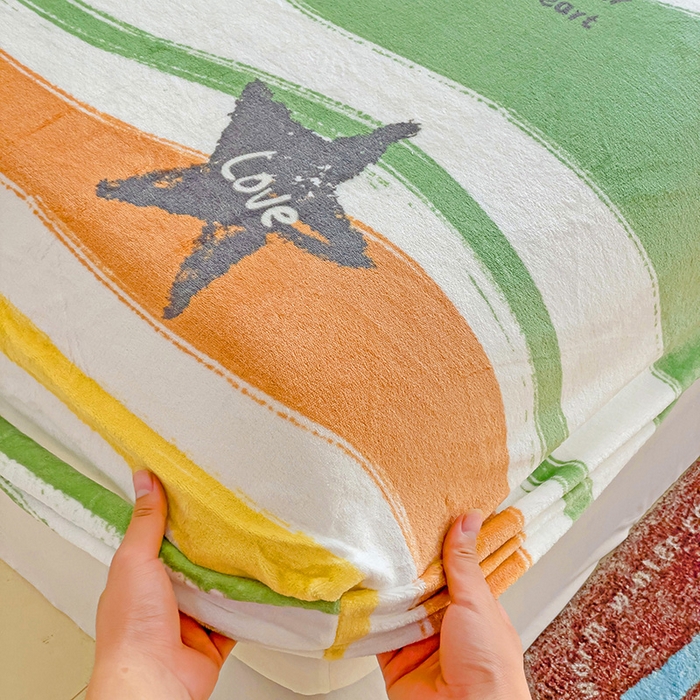 91家纺网 家纺一手货源 找家纺 名兮 2024卡通时尚风高克重牛奶绒床笠 繁星