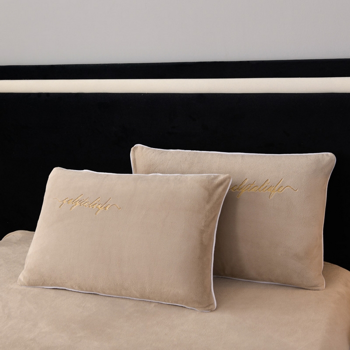 91家纺网 家纺一手货源 找家纺 氧家 2024新款宽边撞色对角牛奶绒绣花四件套--典雅 典雅-卡琪