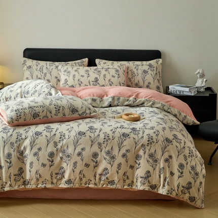 91家纺网 家纺一手货源 找家纺 卡巴伦家纺 2024新款高克重牛奶绒印加绣四件套-蒙可 蒙可-爱意浓