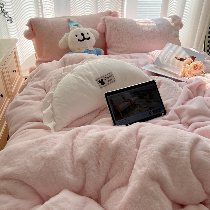 91家纺网 家纺一手货源 找家纺 金爱家 2024新款A类兔毛毛球350克立体牛奶绒四件套 毛球纯色-蜜粉