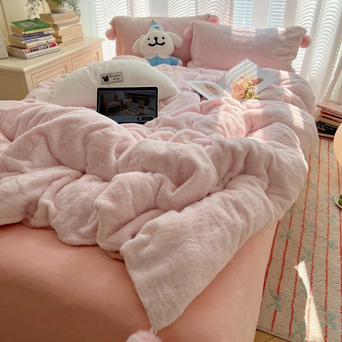 91家纺网 家纺一手货源 找家纺 金爱家 2024新款A类兔毛毛球350克立体牛奶绒四件套 毛球纯色-蜜粉