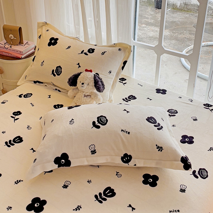 91家纺网 家纺一手货源 找家纺 名兮 2024卡通时尚风高克重牛奶绒床笠 花溪