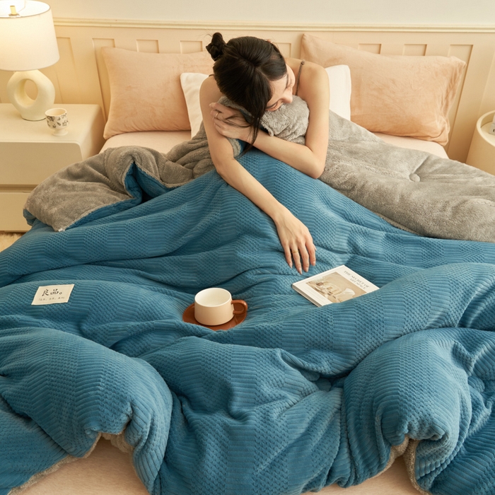 91家纺网 家纺一手货源 找家纺 2024新款保暖牛奶绒剪花北极绒冬被子被芯 宾利蓝