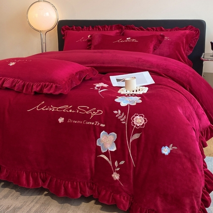 91家纺网 家纺一手货源 找家纺  2025新款高克重加厚纯色刺绣花边款牛奶绒四件直播8斤梦境-酒红色