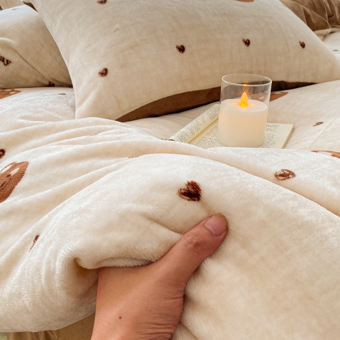 91家纺网 家纺一手货源 找家纺 斯卡诺2025新款直播轻奢爆款小清新牛奶宝宝绒四件套 爱心小熊