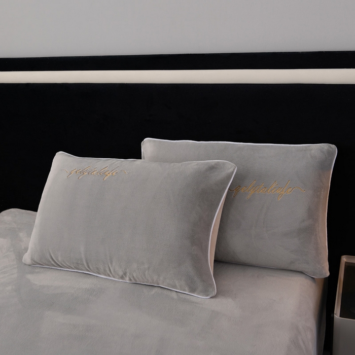 91家纺网 家纺一手货源 找家纺 氧家 2024新款宽边撞色对角牛奶绒绣花四件套--典雅 典雅-高级灰