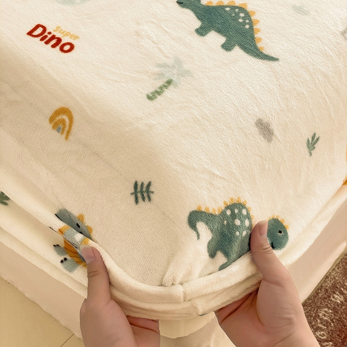 91家纺网 家纺一手货源 找家纺 名兮 2024卡通时尚风高克重牛奶绒床笠 恐龙多多