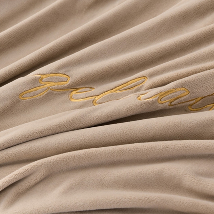 91家纺网 家纺一手货源 找家纺 氧家 2024新款宽边撞色对角牛奶绒绣花四件套--典雅 典雅-卡琪