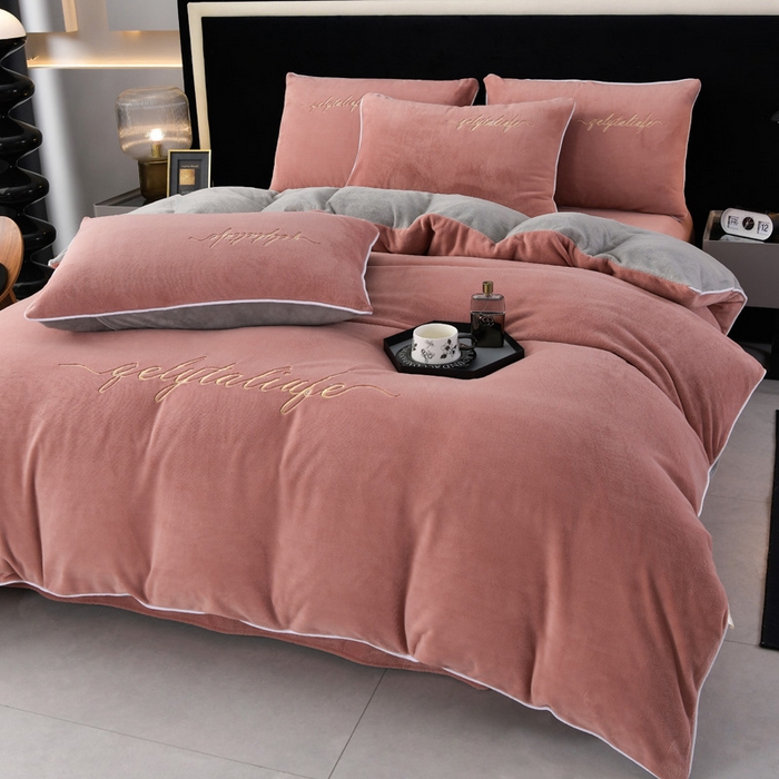 91家纺网 家纺一手货源 找家纺 氧家 2024新款宽边撞色对角牛奶绒绣花四件套--典雅 典雅-浅豆沙