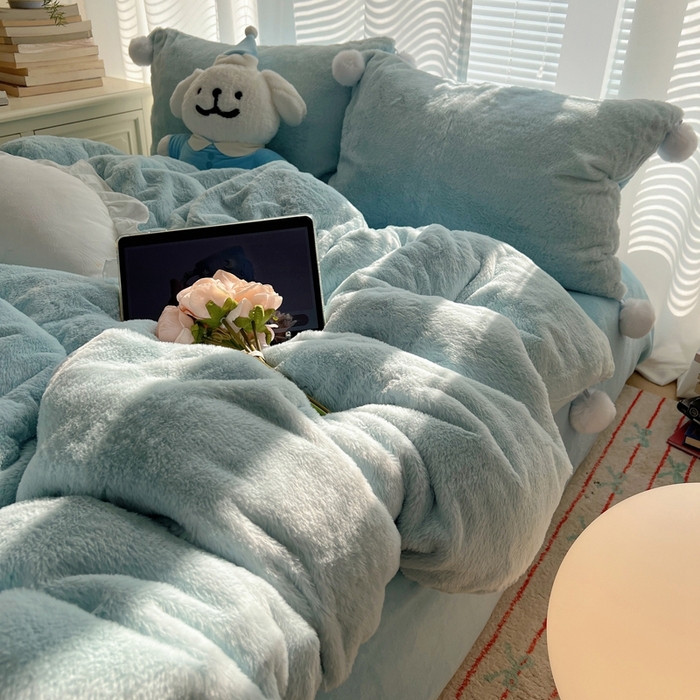 91家纺网 家纺一手货源 找家纺 金爱家 2024新款A类兔毛毛球350克立体牛奶绒四件套 毛球纯色-海蓝