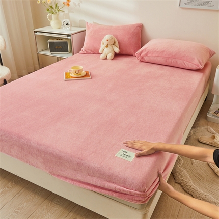 91家纺网 家纺一手货源 找家纺 圣比熊 2025新款冬季牛奶绒加厚床笠法兰绒床罩套珊瑚绒床垫保护套全包床单 奶油粉