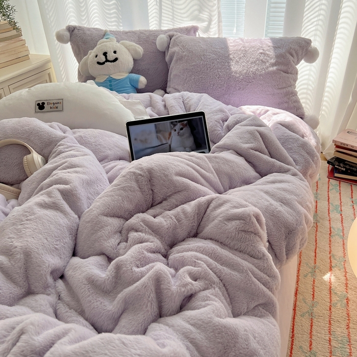 91家纺网 家纺一手货源 找家纺 金爱家 2024新款A类兔毛毛球350克立体牛奶绒四件套 毛球纯色-青紫