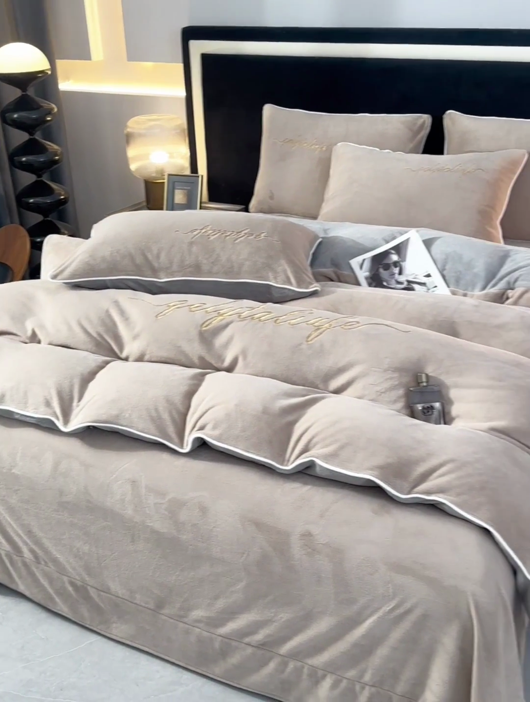 91家纺网 家纺一手货源 找家纺 氧家 2024新款宽边撞色对角牛奶绒绣花四件套--典雅 典雅-卡琪