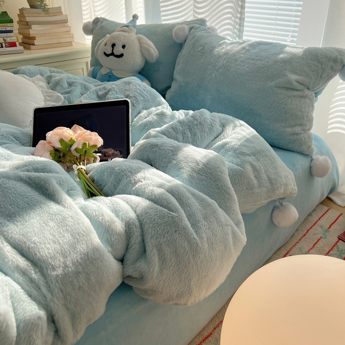 91家纺网 家纺一手货源 找家纺 金爱家 2024新款A类兔毛毛球350克立体牛奶绒四件套 毛球纯色-海蓝