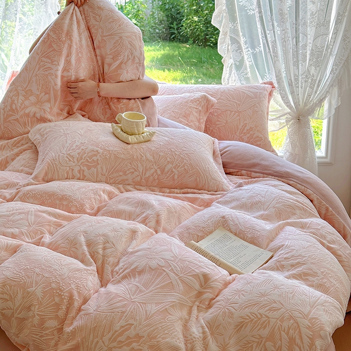 91家纺网 家纺一手货源 找家纺 昊川家纺 2024新款短毛绒牛奶绒立体雕花四件套 暮秋-粉