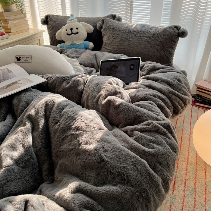 91家纺网 家纺一手货源 找家纺 金爱家 2024新款A类兔毛毛球350克立体牛奶绒四件套 毛球纯色-灰黑