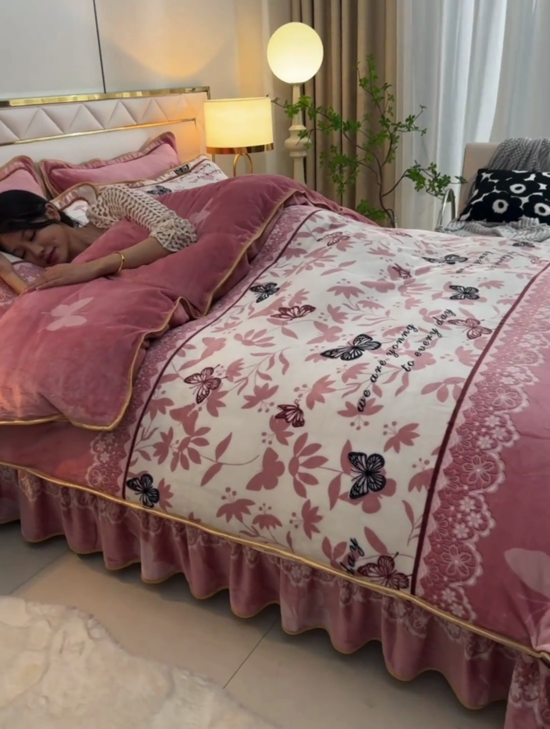 91家纺网 家纺一手货源 找家纺 沐妍家纺 2024新款7斤牛奶法莱绒金貂绒印花四件套 蝶恋