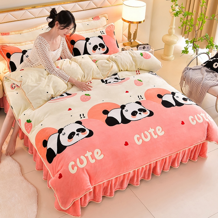 91家纺网 家纺一手货源 找家纺 沐妍家纺 2024新款7斤牛奶法莱绒金貂绒印花四件套 草莓熊