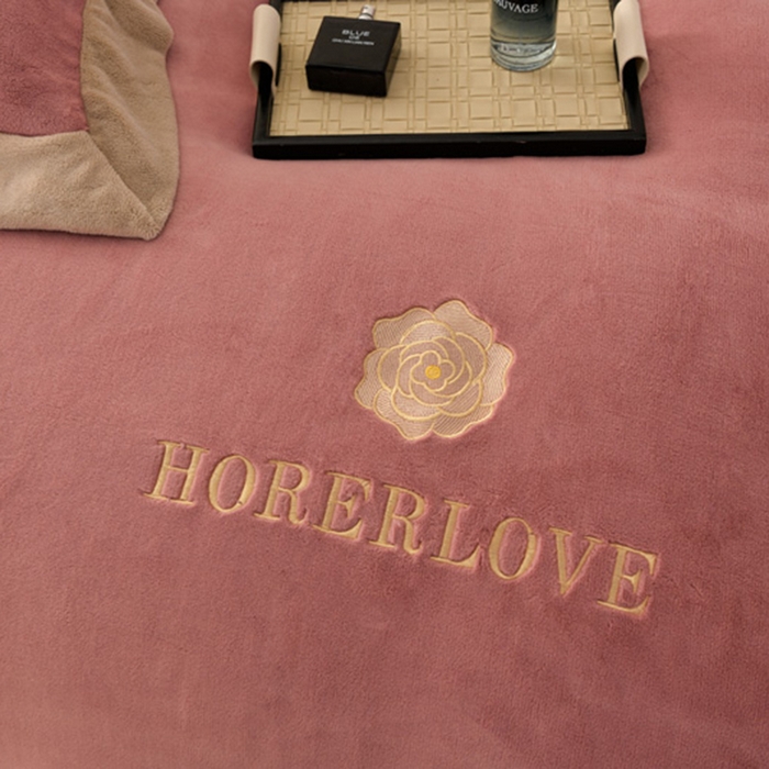 91家纺网 家纺一手货源 找家纺 氧家 2024新款宽边撞色对角牛奶绒绣花四件套--花颜对角 花韵-豆沙