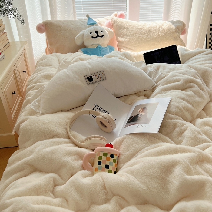 91家纺网 家纺一手货源 找家纺 金爱家 2024新款A类兔毛毛球350克立体牛奶绒四件套 毛球纯色-奶白粉