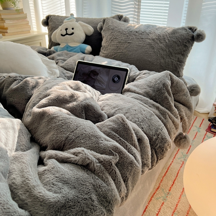 91家纺网 家纺一手货源 找家纺 金爱家 2024新款A类兔毛毛球350克立体牛奶绒四件套 毛球纯色-灰黑