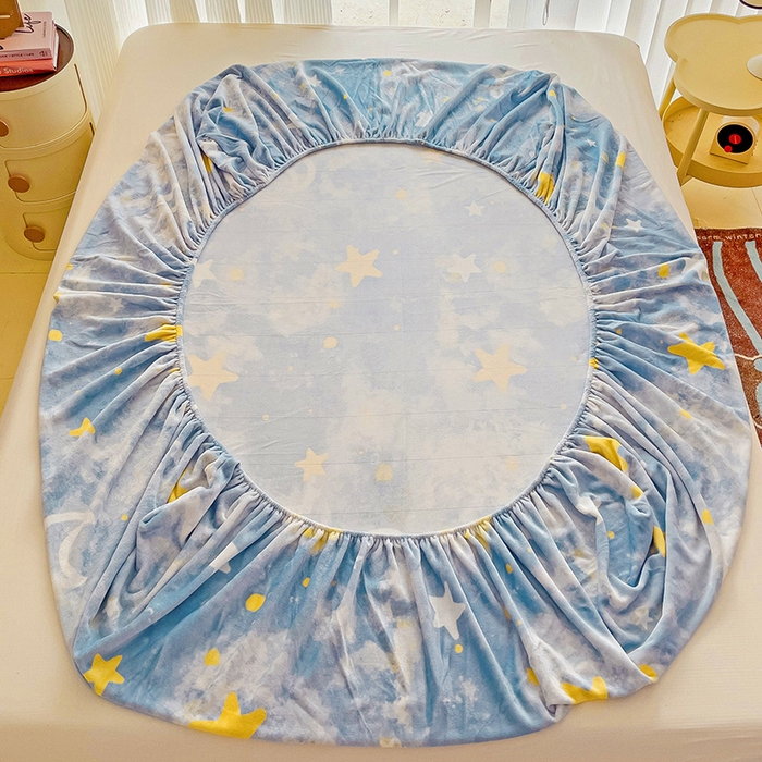 91家纺网 家纺一手货源 找家纺 名兮 2024卡通时尚风高克重牛奶绒床笠 满天星