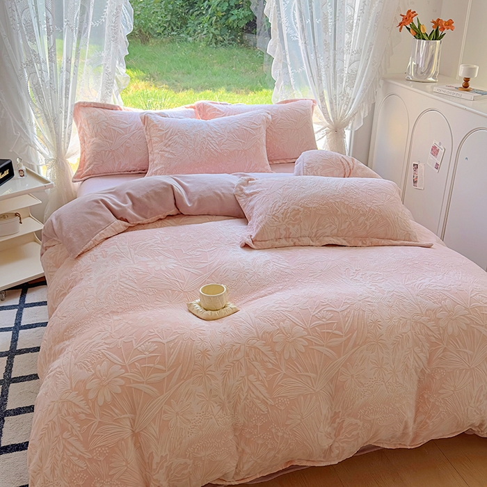 91家纺网 家纺一手货源 找家纺 昊川家纺 2024新款短毛绒牛奶绒立体雕花四件套 暮秋-粉