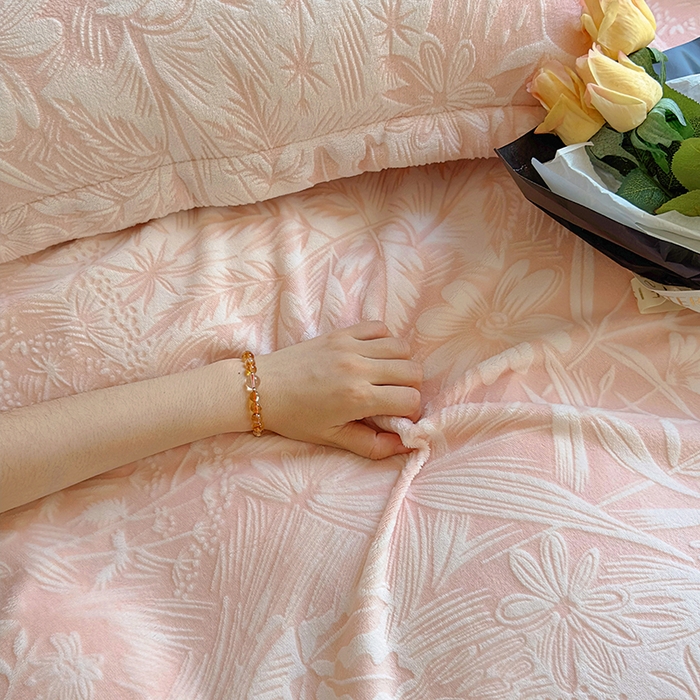 91家纺网 家纺一手货源 找家纺 昊川家纺 2024新款短毛绒牛奶绒立体雕花四件套 暮秋-粉