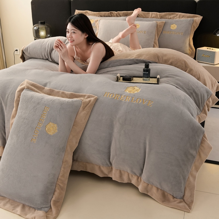 91家纺网 家纺一手货源 找家纺 氧家 2024新款宽边撞色对角牛奶绒绣花四件套--花颜对角 花韵-高级灰