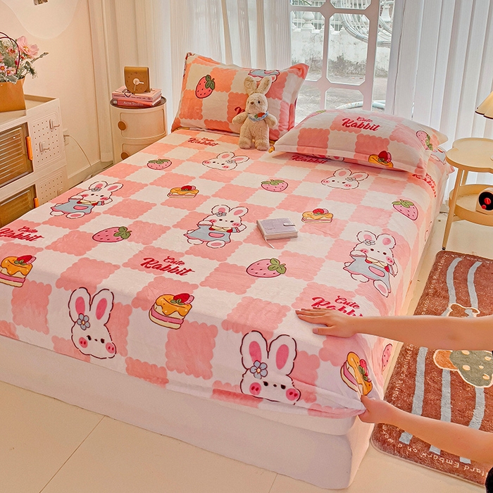 91家纺网 家纺一手货源 找家纺 名兮 2024卡通时尚风高克重牛奶绒床笠 格子兔