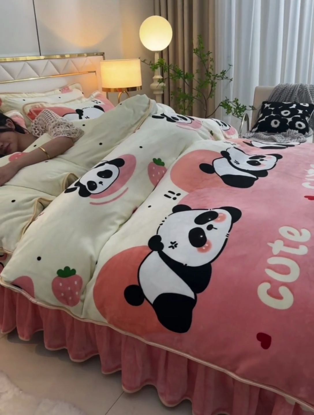 91家纺网 家纺一手货源 找家纺 沐妍家纺 2024新款7斤牛奶法莱绒金貂绒印花四件套 草莓熊