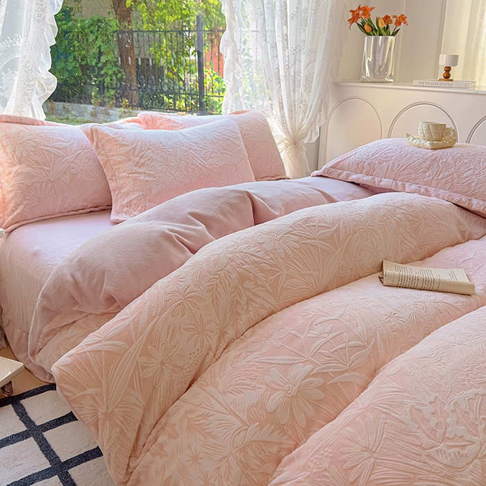 91家纺网 家纺一手货源 找家纺 昊川家纺 2024新款短毛绒牛奶绒立体雕花四件套 暮秋-粉