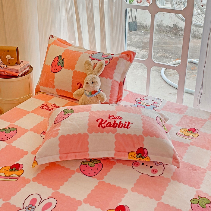 91家纺网 家纺一手货源 找家纺 名兮 2024卡通时尚风高克重牛奶绒床笠 格子兔