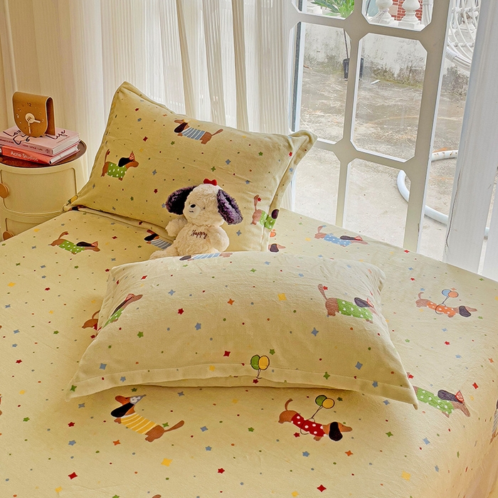 91家纺网 家纺一手货源 找家纺 名兮 2024卡通时尚风高克重牛奶绒床笠 腊肠狗