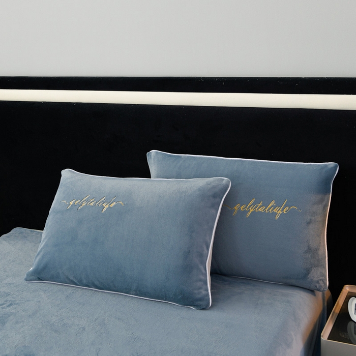 91家纺网 家纺一手货源 找家纺 （总）氧家 2024新款宽边撞色对角牛奶绒绣花四件套--优雅