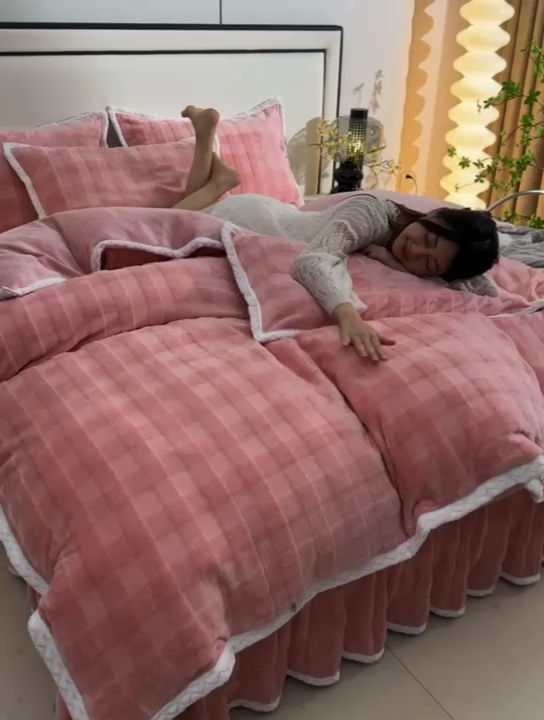 91家纺网 家纺一手货源 找家纺 星窝家纺 2025新款直播热推8D立体雕花工艺加厚牛奶绒四件套（控价标准不低于139） 时尚格调粉