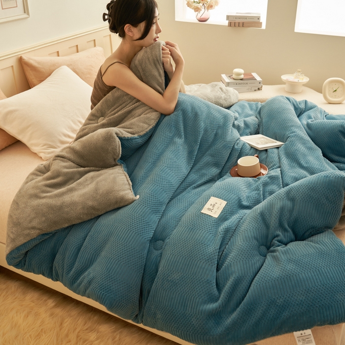 91家纺网 家纺一手货源 找家纺 2024新款保暖牛奶绒剪花北极绒冬被子被芯 宾利蓝