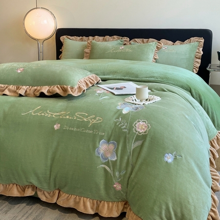 91家纺网 家纺一手货源 找家纺  2025新款高克重加厚纯色刺绣花边款牛奶绒四件直播8斤梦境-果绿