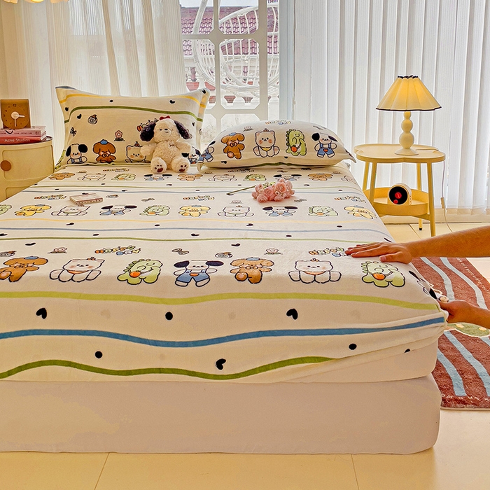 91家纺网 家纺一手货源 找家纺 名兮 2024卡通时尚风高克重牛奶绒床笠 快乐宝贝